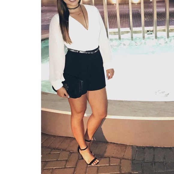 Classy Romper with open back - Picture 2 of 10